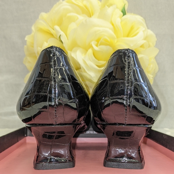 Like 🆕 Stuart Weitzman pump with bow buckle - Picture 2 of 14